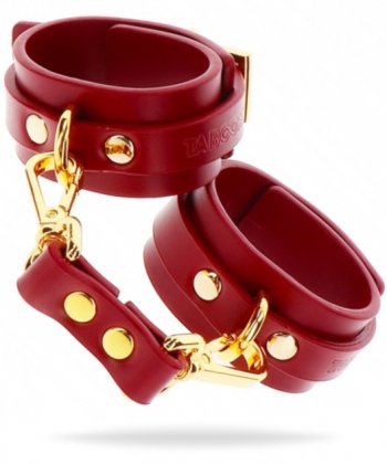 Röda handklovar tillverkade av högkvalitativ PU-läder med guldiga detaljer av nickelfri metall. Justerbar passform.