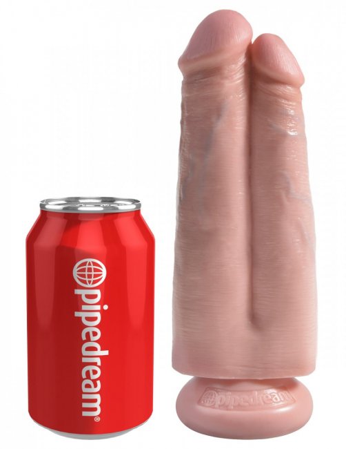 vit hudfärgad dubbeldildo med sugkopp i jämförelse med en coca-colaburk