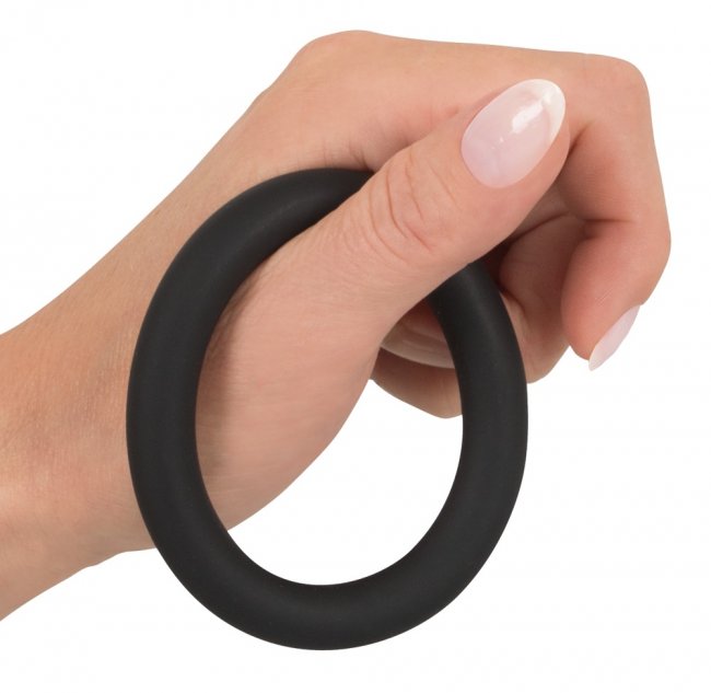 Svart penisring tillverkad av högkvalitativ och supermjuk silikon. Kan användas på olika sätt. Extremt flexibel och bekväm.