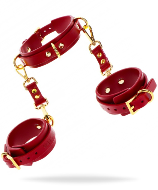 Röda handklovar tillverkade av högkvalitativ PU-läder med guldiga detaljer av nickelfri metall. Justerbar passform.