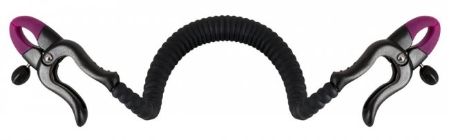 Svart sexleksak särar på blygdläpparna och blottar klitoris. Justerbar metallstång och supermjuk silikon. Justerbara klämmor.