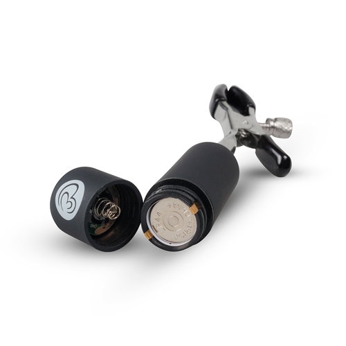 Klassiskt formade nippelklämmor med en mjuk yta i toppen. Justerbart tryck och två vibratorer i botten med 10 hastigheter.