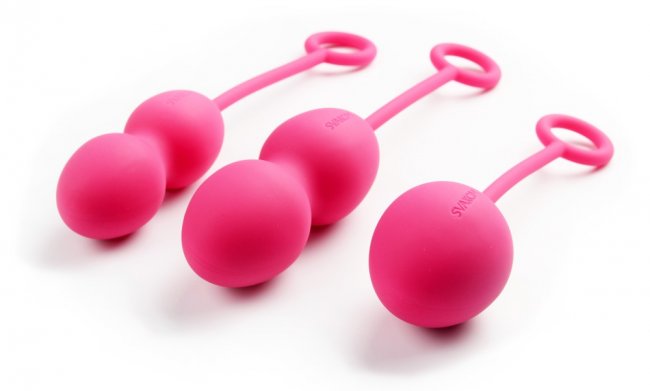 Set med tre olika stora vaginalkulor. Stretchigt band. Tillverkad av supermjuk silikon med en roterande vikt inuti. Enkel.