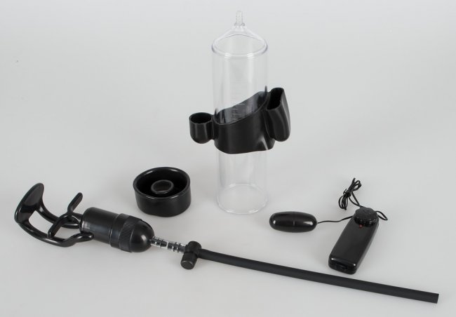 Vibrerande penispump som är enkel att använda. Avtagbar multispeed vibrator. Batteridriven. Praktiskt handtag. PVC.